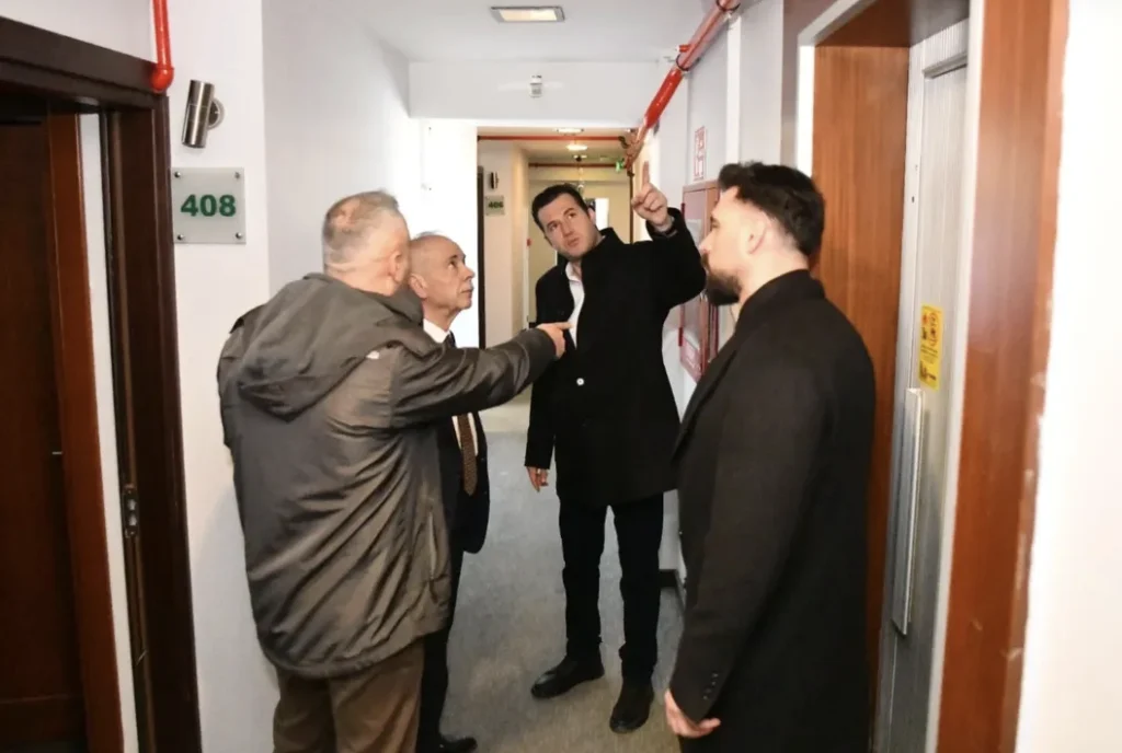 Keşan Belediyesi, konaklama tesislerinde yangın yönetmeliği standartlarını denetliyor. Acil çıkışlar, söndürme sistemleri ve personel eğitimi odaklı yapılan denetimlerle güvenli bir Keşan hedefleniyor. Detaylı haberimiz için tıklayın.