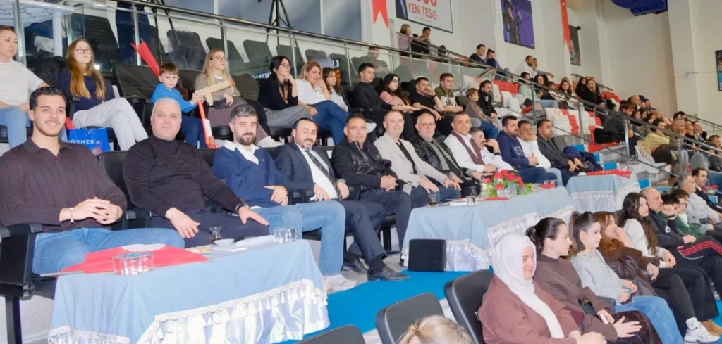 Kırklareli Belediyesi FBO Kadın Basketbol Takımı, evinde ağırladığı Fenerbahçe Gelişim'i 79-56 yenerek ligdeki iddiasını sürdürdü. Maçın detayları ve taraftar coşkusu haberimizde.