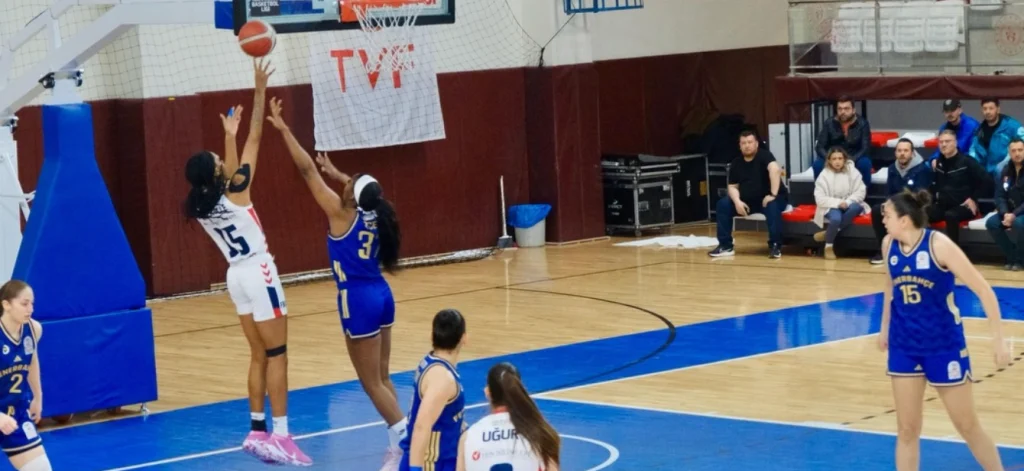 Kırklareli Belediyesi FBO Kadın Basketbol Takımı, evinde ağırladığı Fenerbahçe Gelişim'i 79-56 yenerek ligdeki iddiasını sürdürdü. Maçın detayları ve taraftar coşkusu haberimizde.