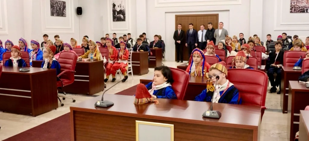 Kırklareli Belediyesi şampiyon halk oyunları ekiplerini ağırladı. Atatürk İlkokulu ve Ortaokulu il birincisi olarak grup müsabakalarına katılmaya hak kazandı.