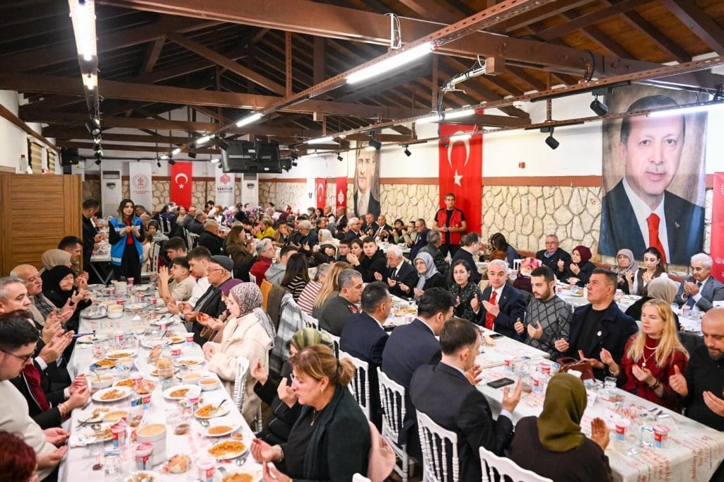 Kırklareli'de Vali Uğur Turan'ın ev sahipliğinde şehit aileleri ve gaziler için anlamlı iftar programı düzenlendi. Çanakkale Zaferi'nin 111. yılı kutlandı.