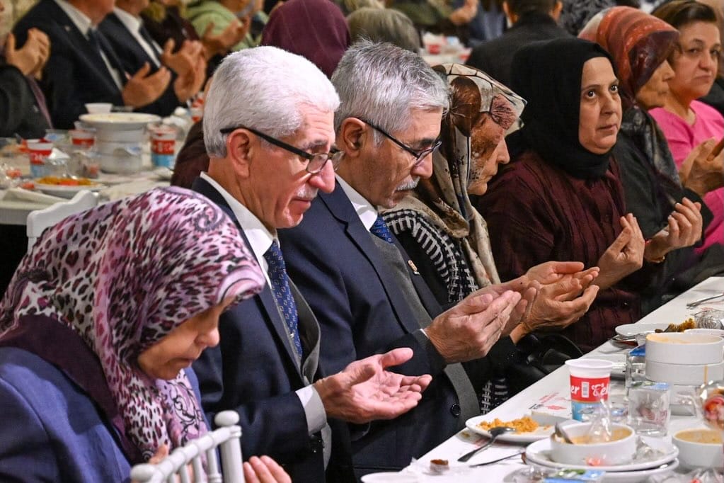 Kırklareli'de Vali Uğur Turan'ın ev sahipliğinde şehit aileleri ve gaziler için anlamlı iftar programı düzenlendi. Çanakkale Zaferi'nin 111. yılı kutlandı.
