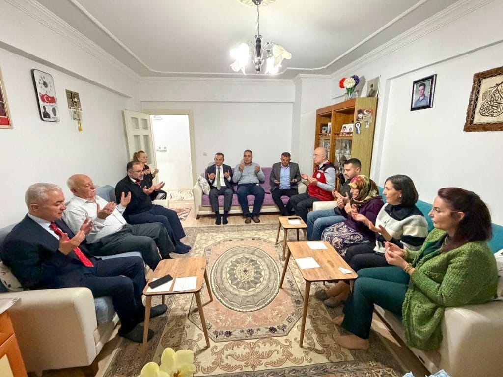 Kırklareli Valisi Uğur Turan, Ramazan Bayramı'nda Şehit Polis Memuru Bülent Özkan’ın ailesine anlamlı bir ziyaret gerçekleştirdi. Vefa ve bayram ruhu bu buluşmada birleşti.