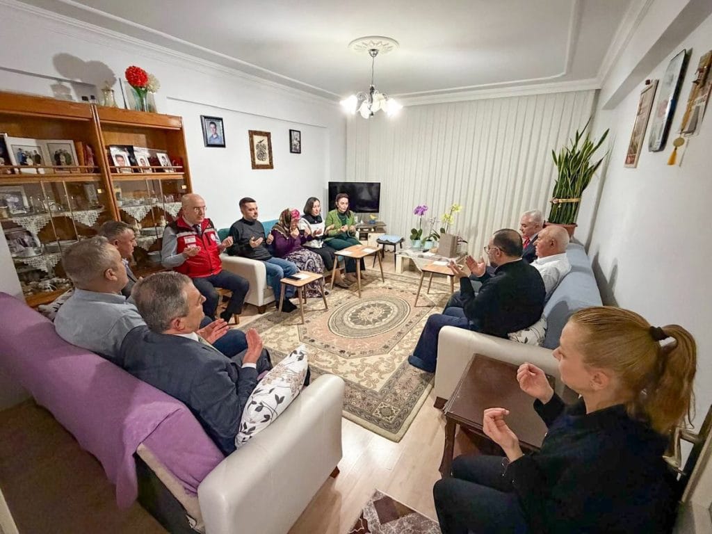 Kırklareli Valisi Uğur Turan, Ramazan Bayramı'nda Şehit Polis Memuru Bülent Özkan’ın ailesine anlamlı bir ziyaret gerçekleştirdi. Vefa ve bayram ruhu bu buluşmada birleşti.