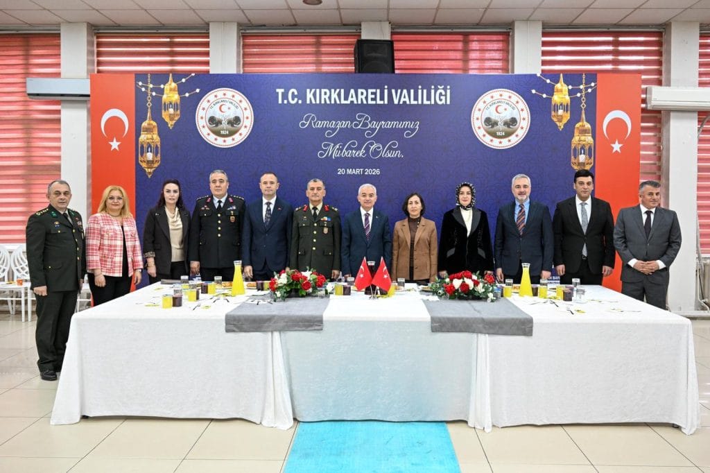 Kırklareli Valisi Uğur Turan ve eşi Nihal Turan, bayramlaşma programında kentin tüm kesimleriyle buluştu. Kırklareli'deki büyük aile buluşmasının detayları haberimizde.