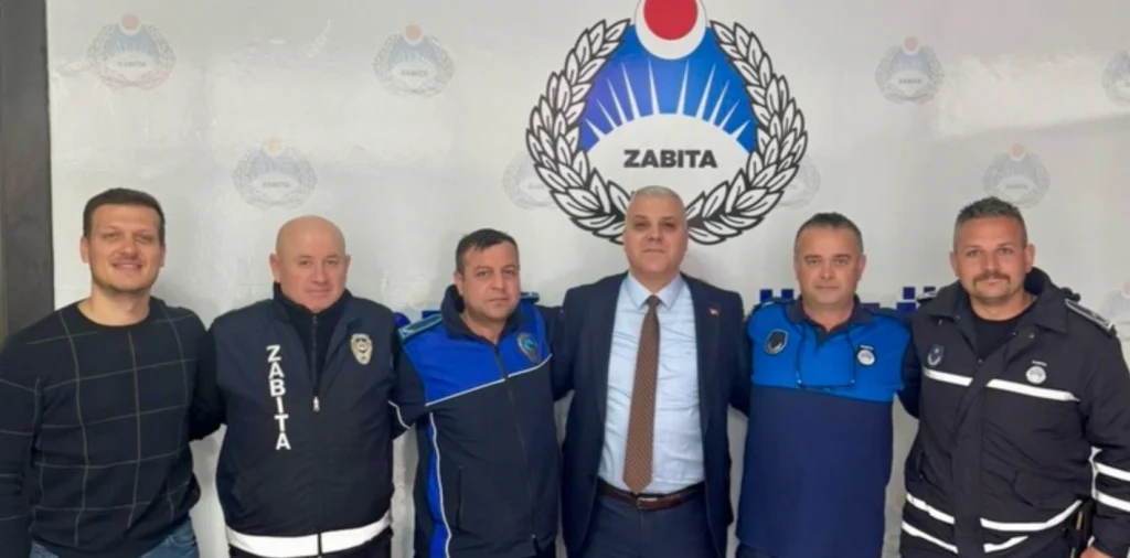 Kırklareli'de bayram mesaisi! Başkan Yardımcısı Kürşad Yamaner, sahada çalışan belediye personelini ziyaret ederek bayramlaştı. Detaylar haberimizde.