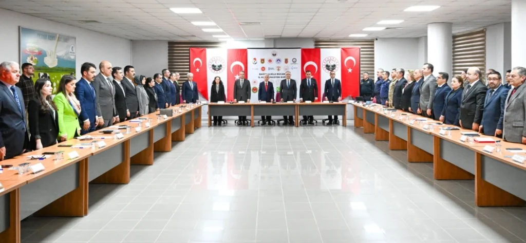 Kırklareli'nde koordinasyon rüzgarı! Vali Uğur Turan ve Prof. Dr. Toker Ergüder'in katılımıyla gerçekleşen kritik toplantıda, şehrin geleceği ve gençlerin korunması için tarihi adımlar atıldı. Detaylar için tıklayın.