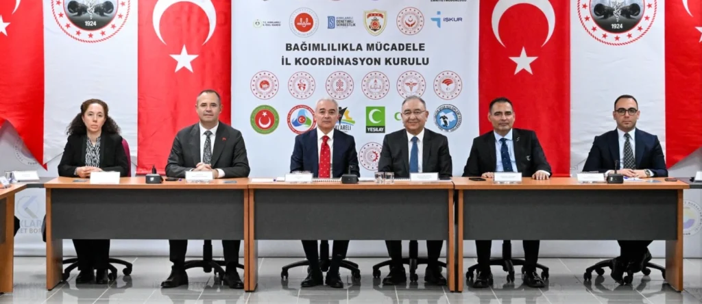 Kırklareli'nde koordinasyon rüzgarı! Vali Uğur Turan ve Prof. Dr. Toker Ergüder'in katılımıyla gerçekleşen kritik toplantıda, şehrin geleceği ve gençlerin korunması için tarihi adımlar atıldı. Detaylar için tıklayın.