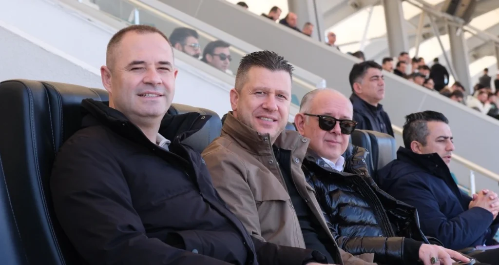 Kırklarelispor ile Fethiyespor arasındaki kritik maçta tribünler tek yürek oldu. Kırklareli Atatürk Stadyumu'ndaki coşkulu atmosferin detayları ve maç notları haberimizde.