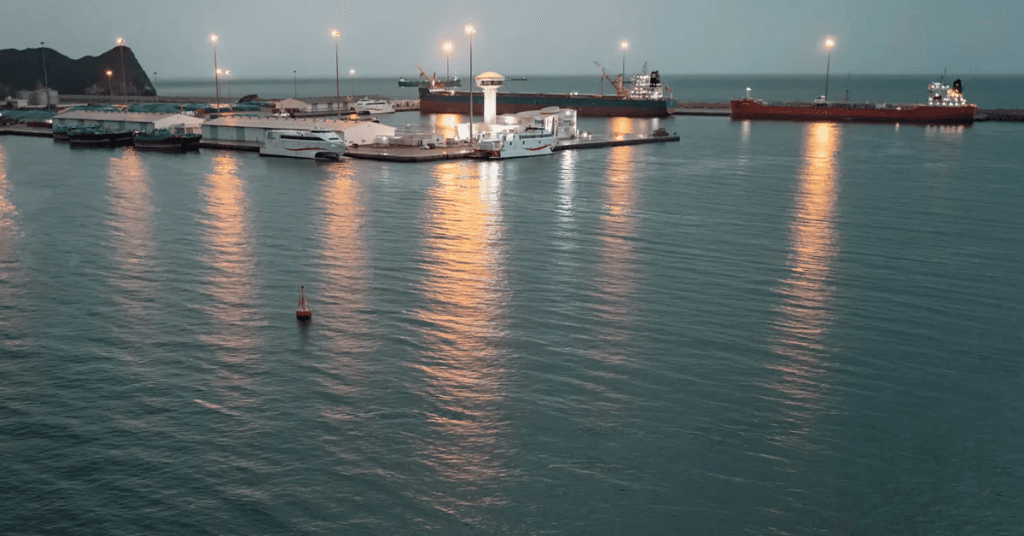 Küresel ticaret alarmda! Hürmüz Boğazı'nda 1900 gemi askeri gerilim nedeniyle durdu. 190 milyon varil petrol bekliyor, navlun fiyatları rekor kırdı. Detaylar haberimizde.