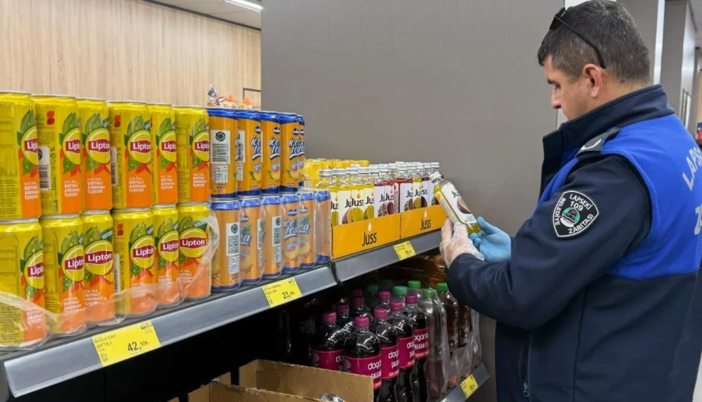 Lapseki Belediyesi Zabıta ekipleri ve gıda mühendisi, zincir marketlerde etiket ve hijyen denetimi gerçekleştirdi. Halk sağlığı ve tüketici hakları için yapılan denetimlerin detayları haberimizde.