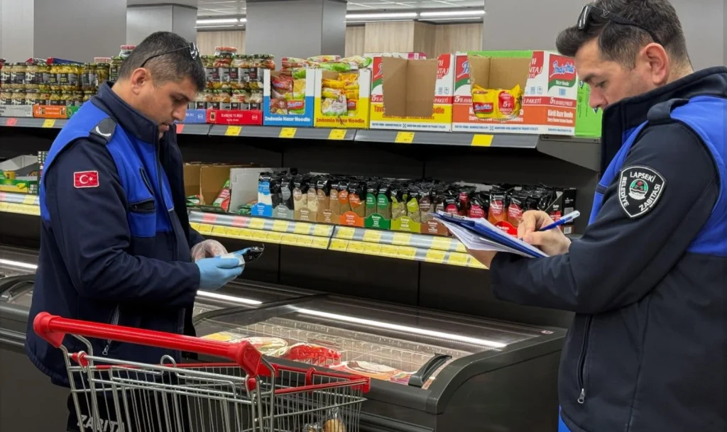 Lapseki Belediyesi Zabıta ekipleri ve gıda mühendisi, zincir marketlerde etiket ve hijyen denetimi gerçekleştirdi. Halk sağlığı ve tüketici hakları için yapılan denetimlerin detayları haberimizde.