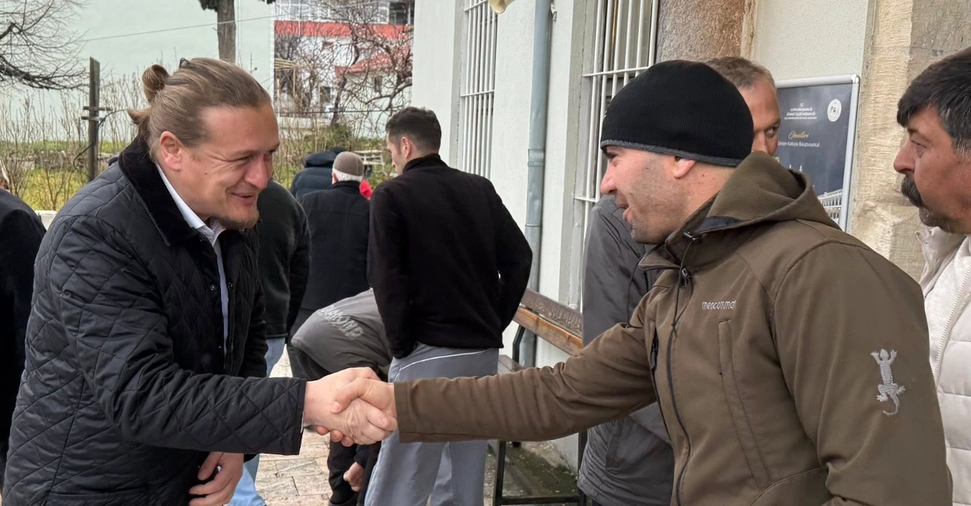 Lapseki’de Gönül Birliği: Bayram Namazı Sonrası Kucaklaşma