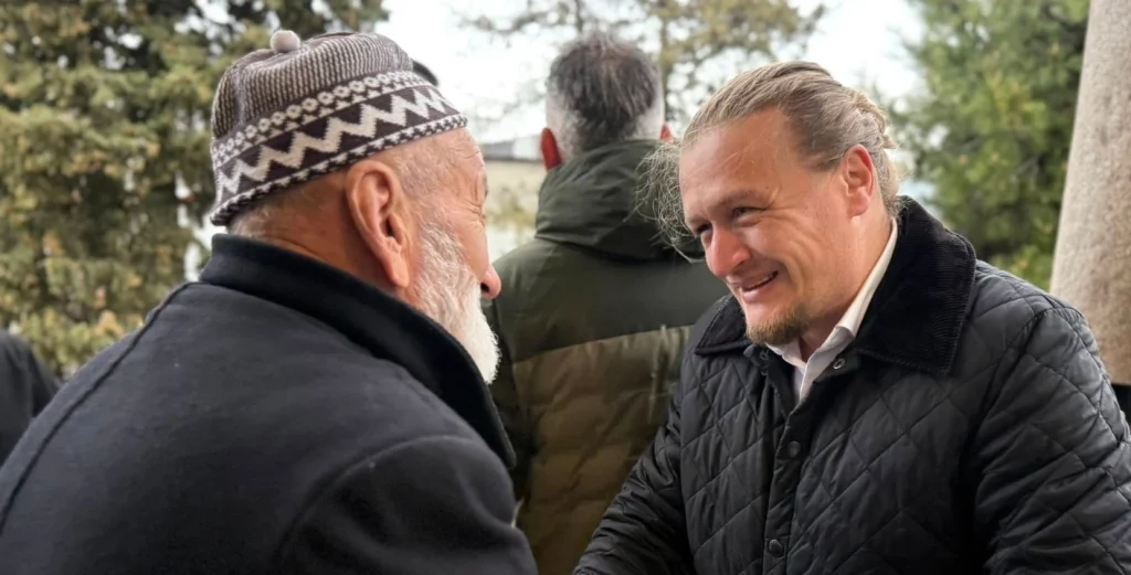 Lapseki'de bayram namazı sonrası gönül birliği! Belediye yönetimi ve vatandaşlar bayramlaşma töreninde buluşarak birlik mesajı verdi.