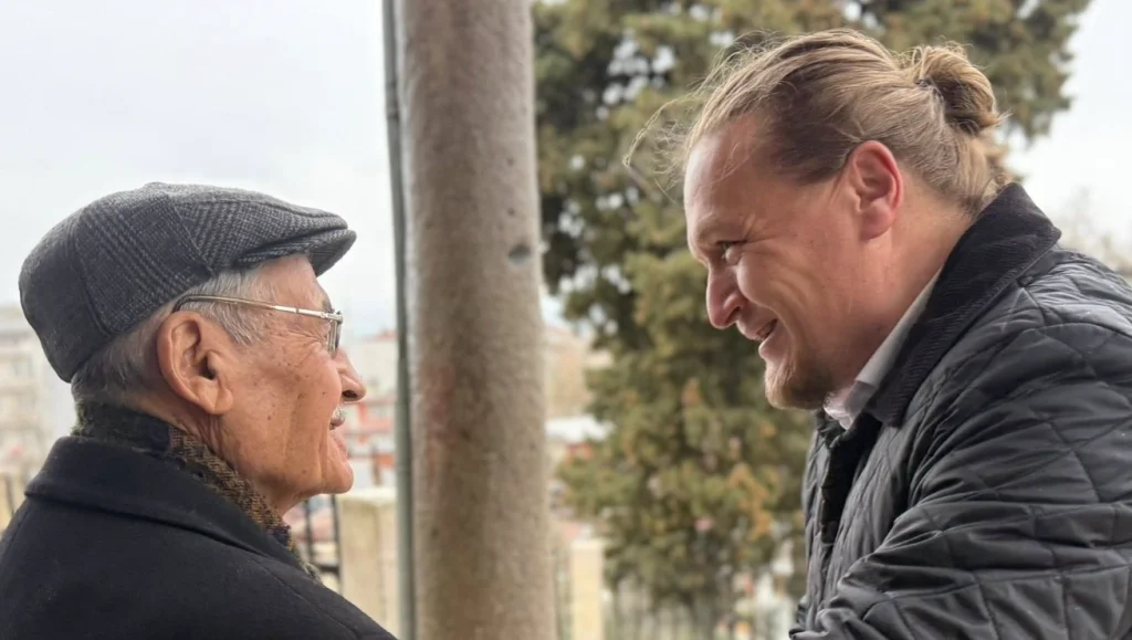 Lapseki'de bayram namazı sonrası gönül birliği! Belediye yönetimi ve vatandaşlar bayramlaşma töreninde buluşarak birlik mesajı verdi.