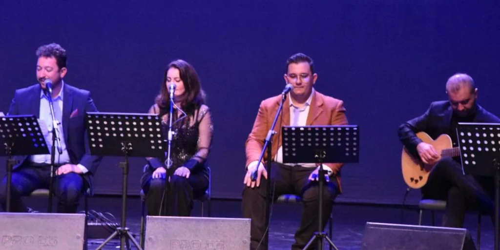 Lüleburgaz’da öğretmen okullarının 178. yılı kutlandı. Tarihçi Ali Arslan’ın konuşması ve Kocaeli Üniversitesi Türk Müziği Topluluğu'nun performansıyla renklenen gecede plaketleri Anıl Sülçen takdim etti.