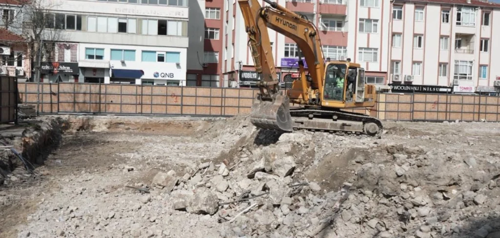 Lüleburgaz Belediyesi’nin dev projesi Katlı Otopark ve Hizmet Ofisleri yükseliyor! Şehir merkezindeki otopark sorununu çözecek ve modern ofislerle hizmet verecek projenin detayları haberimizde.