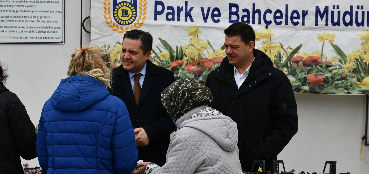 Lüleburgaz’da Bayram Öncesi Mezarlıklar Çiçek Açtı