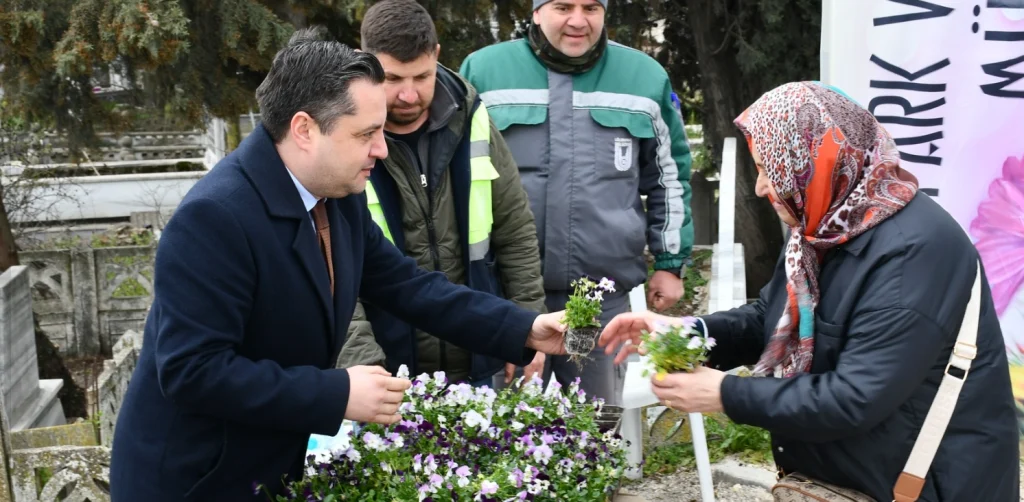 Lüleburgaz'da bayram öncesi mezarlıklarda çiçek dağıtımı yapıldı. Belediye Başkan Vekili Kemal Pektaş'ın katıldığı etkinlikte binlerce vatandaş kabirleri güzelleştirdi.