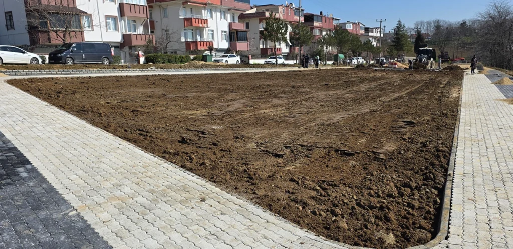Malkara Hacıevhat Mahallesi'nde yeni yaşam alanı yükseliyor. Yürüyüş ve bisiklet yolu projesiyle Malkara modern ve sağlıklı bir sosyal donatıya kavuşuyor.
