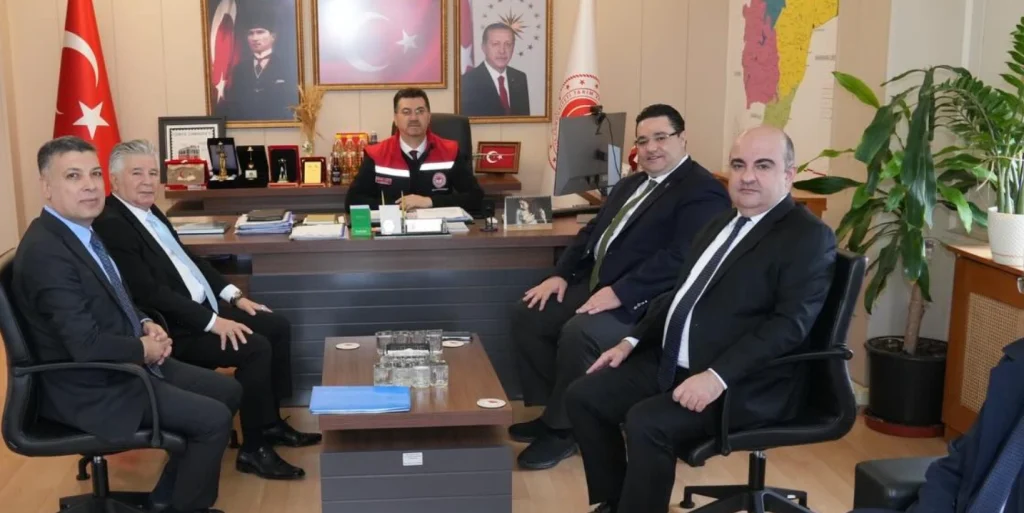 Marmaraereğlisi Belediye heyeti ve Tekirdağ İl Tarım Müdürü Mehmet Aksoy, ilçedeki tarımsal faaliyetleri ve çiftçi desteklerini görüşmek üzere bir araya geldi. Modern tarım projeleri ve iş birliği detayları için tıklayın.