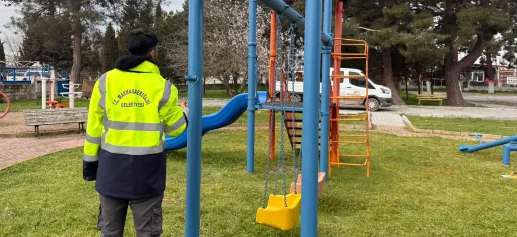 Marmaraereğlisi Belediyesi Park ve Bahçeler Müdürlüğü, ilçeyi bahara hazırlıyor! Peyzaj, park boyama ve yerel bank üretimiyle Marmaraereğlisi renkleniyor.