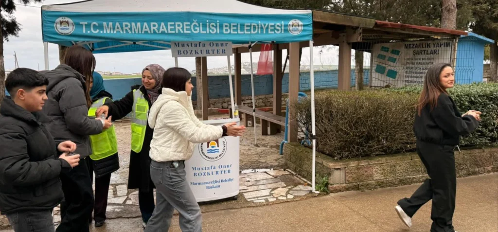 Marmaraereğlisi Belediyesi, bayramda kabir ziyaretine giden hemşehrilerine şeker ve kolonya ikram ederek manevi dayanışma örneği sergiledi.