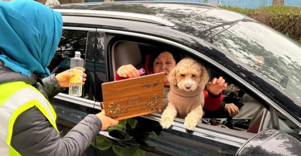 Marmaraereğlisi Belediyesi, bayramda kabir ziyaretine giden hemşehrilerine şeker ve kolonya ikram ederek manevi dayanışma örneği sergiledi.