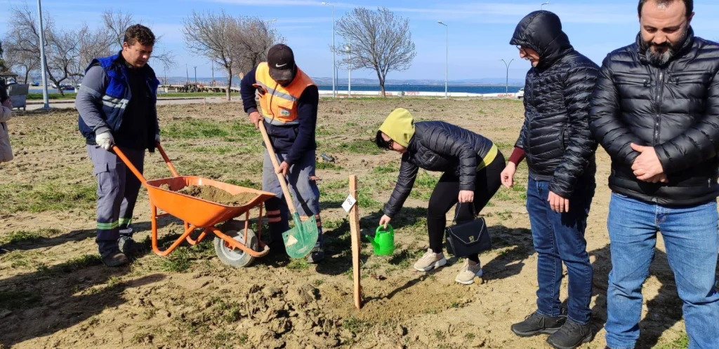 Çardak Belediye Başkanı Metin Semerci, 8 Mart’ta kadınlarla birlikte fidan dikti. Çanakkale Milletvekili Özgür Ceylan'ın da katıldığı etkinlikte anlamlı anlar yaşandı.