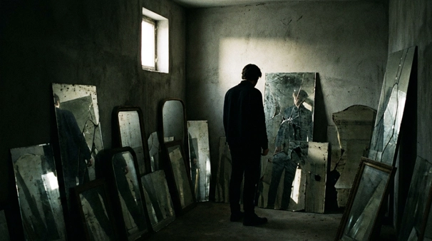 Narsist ne demek? Narsistik kişilik bozukluğu belirtileri, nedenleri ve tedavi yöntemlerini içeren kapsamlı sağlık rehberi. Narsizm hakkında tüm merak edilenler.