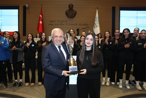 Nilüfer’in Sultanları Şampiyonluk Kupasıyla Mecliste