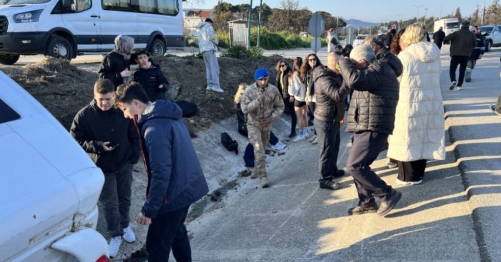 Ayvacık'ta öğrenci servisinin karıştığı feci kazada 8 kişi yaralandı. Güzelyalı mevkii yakınlarında yaşanan kazanın teknik detayları ve yaralıların son durumu haberimizde.