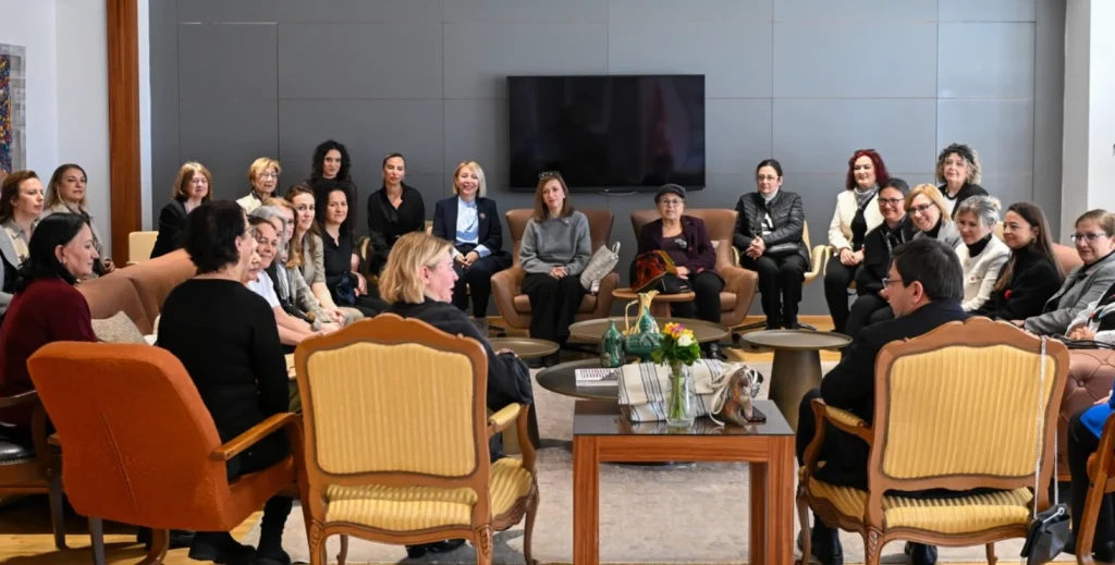 Çanakkale Belediyesi, Pank’ART Atölyesi ile atık kumaşları ve eski dantelleri sanata dönüştürüyor. Sıfır atık ve sürdürülebilir gelecek odaklı projenin detayları haberimizde.