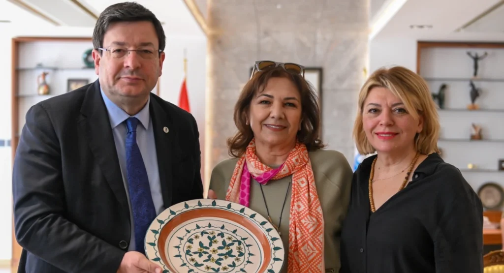 Çanakkale Belediyesi, Pank’ART Atölyesi ile atık kumaşları ve eski dantelleri sanata dönüştürüyor. Sıfır atık ve sürdürülebilir gelecek odaklı projenin detayları haberimizde.