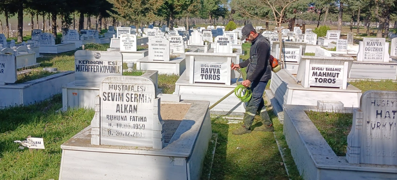 Pehlivanköy’de Bayram Öncesi Mezarlık Bakımı Sürüyor