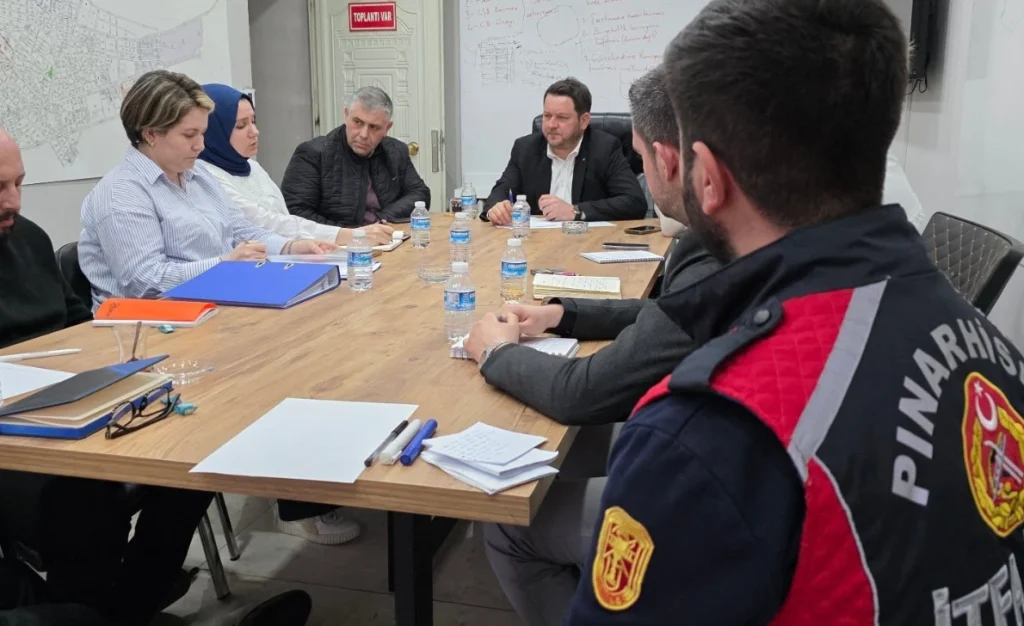 Pınarhisar Belediyesi'nde stratejik Mart ayı zirvesi gerçekleştirildi. İlçenin gelecek vizyonu, devam eden projeler ve yeni yatırım planları kurum müdürleriyle masaya yatırıldı.