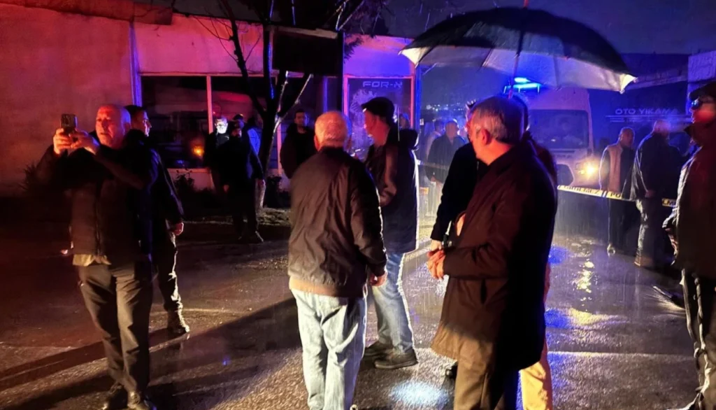 Edirne Eski Sanayi Sitesi'ndeki bir plastik fabrikasında çıkan yangın korkuttu. Vali Yunus Sezer olay yerinde incelemelerde bulundu. Can kaybının olmadığı yangında maddi hasar meydana geldi.