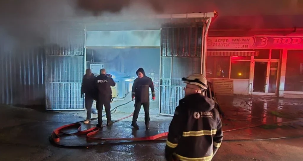 Edirne Eski Sanayi Sitesi'ndeki bir plastik fabrikasında çıkan yangın korkuttu. Vali Yunus Sezer olay yerinde incelemelerde bulundu. Can kaybının olmadığı yangında maddi hasar meydana geldi.