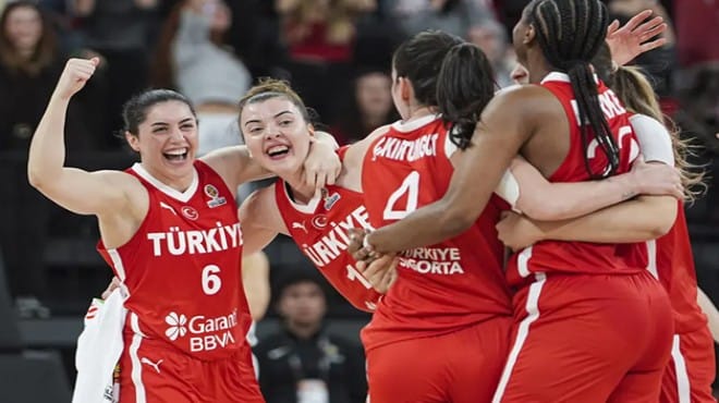 A Milli Kadın Basketbol Takımımız, 2026 FIBA Kadınlar Dünya Kupası vizesini aldı! Japonya'nın galibiyetiyle Berlin yolu açılan Periler, 8 yıl sonra dünya sahnesine dönüyor.