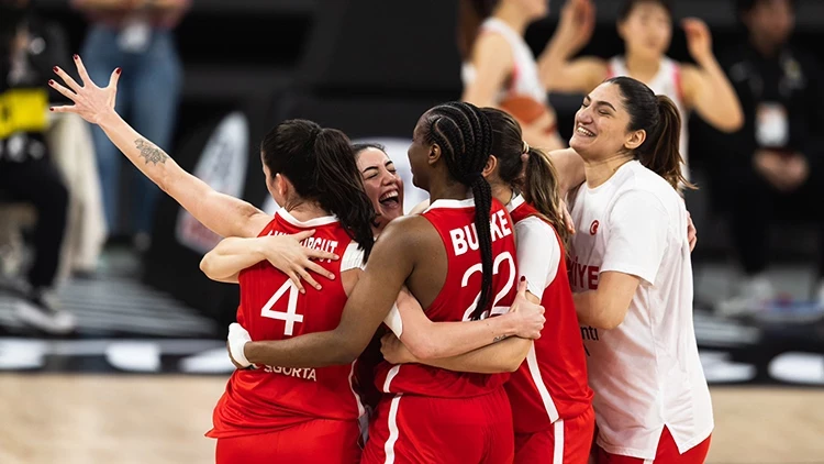 A Milli Kadın Basketbol Takımımız, 2026 FIBA Kadınlar Dünya Kupası vizesini aldı! Japonya'nın galibiyetiyle Berlin yolu açılan Periler, 8 yıl sonra dünya sahnesine dönüyor.