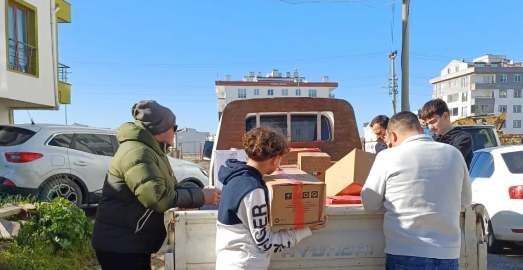 Lapseki'de "Maarifin Kalbinde Ramazan" projesi kapsamında öğrenciler tarafından hazırlanan Ramazan kolileri, belediye ekiplerince ihtiyaç sahiplerine ulaştırıldı.