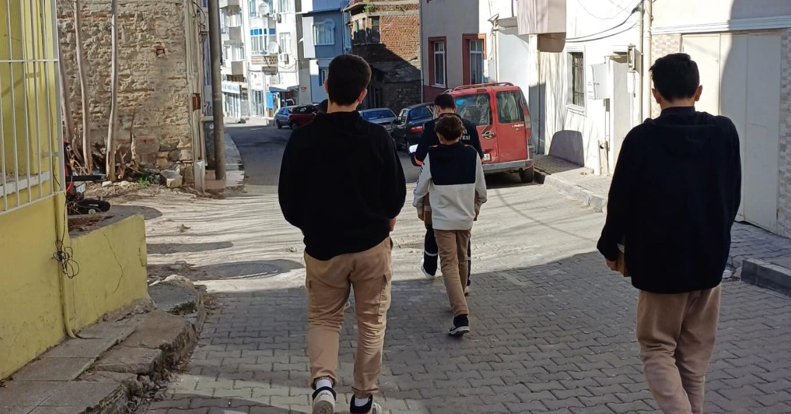 Lapseki’de Minik Ellerden Dev Dayanışma Köprüsü