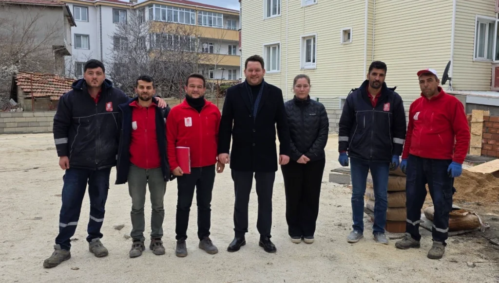 Pınarhisar Belediyesi, Dere Mahallesi sakinlerinin talebi üzerine PTT yanındaki atıl alanı Saklı Bahçe Parkı'na dönüştürüyor. Modern oyun alanları ve yeşil alan projesinin tüm detayları.