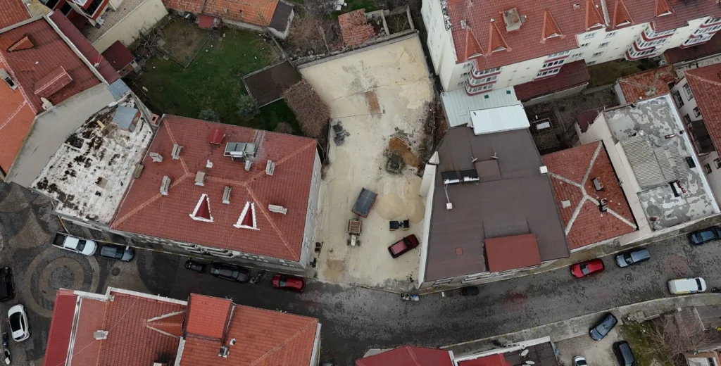 Pınarhisar Belediyesi, Dere Mahallesi sakinlerinin talebi üzerine PTT yanındaki atıl alanı Saklı Bahçe Parkı'na dönüştürüyor. Modern oyun alanları ve yeşil alan projesinin tüm detayları.