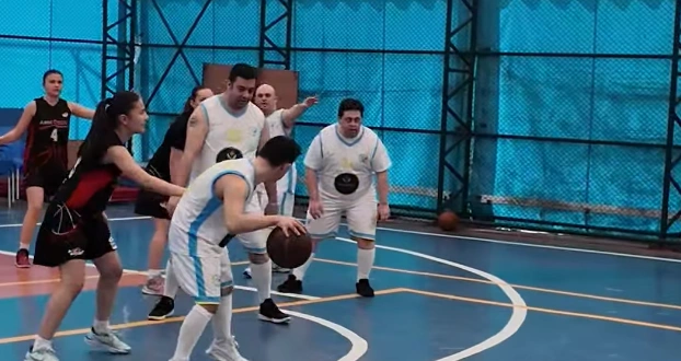 Süleymanpaşa Belediyesi, 21 Mart Dünya Down Sendromu Farkındalık Günü dolayısıyla özel sporcular için turnuva düzenledi. Madalya töreniyle renklenen etkinlikte sevgi kazandı.