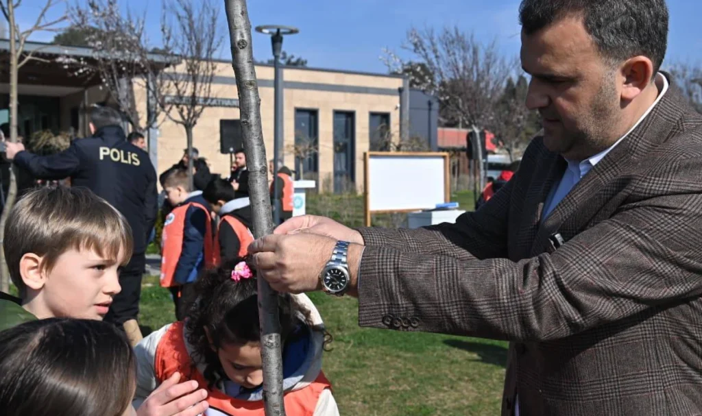 Süleymanpaşa Belediyesi ve TEMA Vakfı, Millet Bahçesi'nde gençlerle birlikte fidan dikimi yaptı. Geleceğe nefes olan bu anlamlı etkinliğin tüm detayları haberimizde.