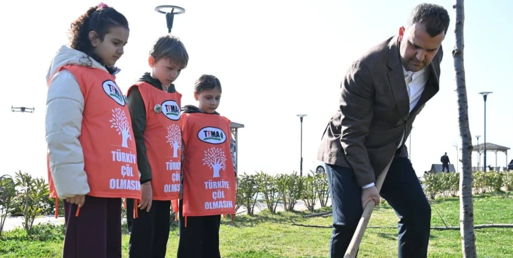 Süleymanpaşa Belediyesi ve TEMA Vakfı, Millet Bahçesi'nde gençlerle birlikte fidan dikimi yaptı. Geleceğe nefes olan bu anlamlı etkinliğin tüm detayları haberimizde.
