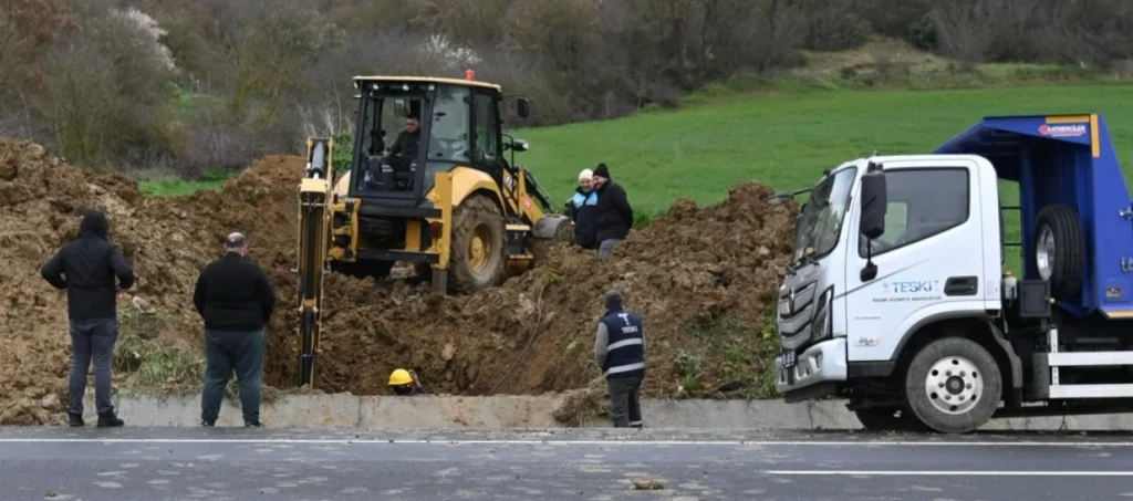 Tekirdağ Belediyesi TESKİ ekipleri Banarlı Mahallesi'nde altyapı seferberliği başlattı. Su ve kanalizasyon hatları bayramda da süren çalışmalarla yenileniyor.