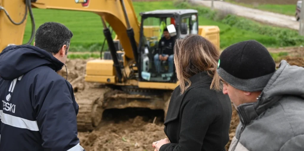 Tekirdağ Belediyesi TESKİ ekipleri Banarlı Mahallesi'nde altyapı seferberliği başlattı. Su ve kanalizasyon hatları bayramda da süren çalışmalarla yenileniyor.