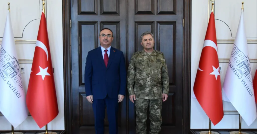 Tekirdağ Valiliği ve Türk Silahlı Kuvvetleri'nden tarihi iş birliği! Vali Recep Soytürk ve komutanlar afetlere karşı koordinasyon protokolünü imzaladı. Detaylar haberimizde.